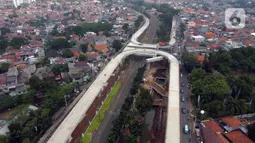 Foto udara suasana pembangunan jalan layang tapal kuda di kawasan Lenteng Agung, Jakarta, Rabu (5/8/2020). Pembangunan jalan layang itu untuk mengurai simpul kemacetan di perlintasan kereta api (KA) Lenteng Agung dan ditargetkan selesai pada Desember 2020. (Liputan6.com/Helmi Fithriansyah)