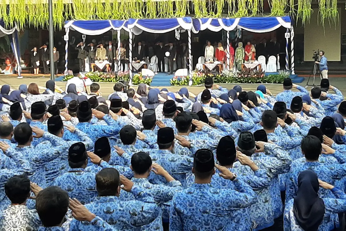 Mendikbud Nadiem Makarim mempimpin upacara peringatan HUT PGRI ke-74 dan Hari Guru Nasional 2019.