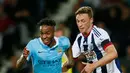 Gelandang Manchester City Raheem Sterling (kiri) beradu bola dengan bek West Brom James Chester di  The Hawthorns Stadium, Inggris,  Senin (10/8/2015). West brom harus mengakui keunggulan Manchester City dengan skor telak 3-0. (Reuters/Jason Cairnduff)