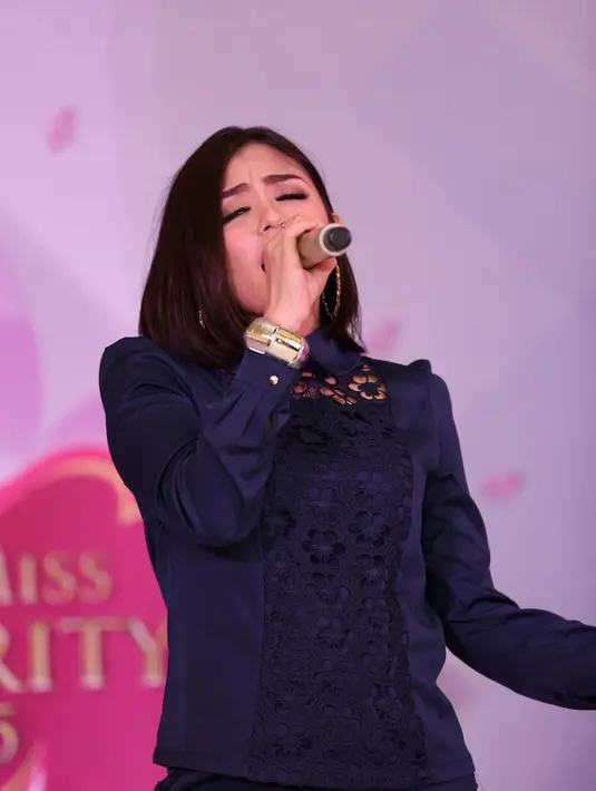 Diakui salah satu pengisi acara Miss Celebrity Indonesia 2015, penyanyi Tika Ramlan ajang ini terlihat semakin seru di babak-babak akhir sebelum grand final. (Andy Masela/Bintang.com)