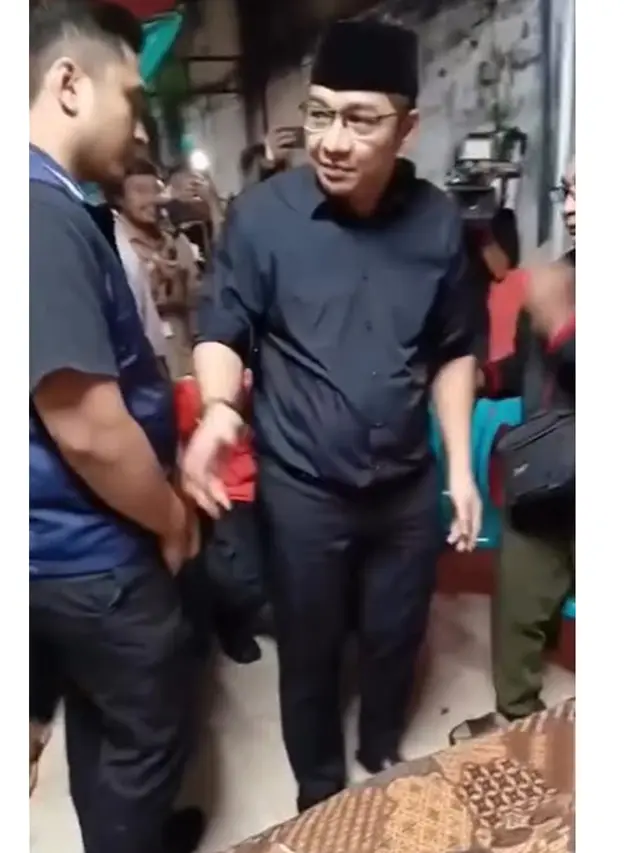 6 Potret Pasha Ungu Takziah ke Rumah Duka Driver Ojol yang Dilindas Rantis Brimob