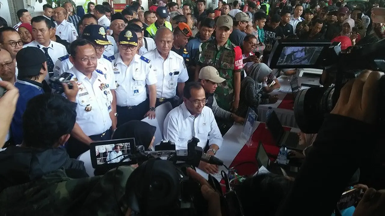 Menhub Budi Karya Sumadi launching mudik motor gratis di Stasiun Kota, Jakarta (Dok Foto: Merdeka.com/Dwi Aditya Putra)