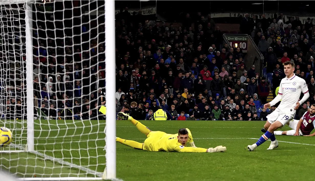Gelandang Chelsea, Christian Pulisic, mencetak gol ke gawang Burnley pada laga Premier League di Stadion Turf Moor, Burnley, Sabtu (26/10). Burnley kalah 2-4 dari Chelsea. (AP/Anthony Devlin)