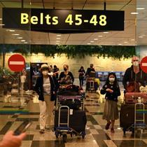 Wisatawan tiba di Bandara Internasional Changi di Singapura. Republik melaporkan 1.670 kasus baru COVID-19 yang dikonfirmasi pada Sabtu (16 April 2022). (AFP)