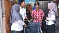 Dinas Kesehatan Kota Surabaya memberikan bantuan kursi roda kepada Guruh Prasetyo. (Foto: Liputan6.com/Dian Kurniawan)