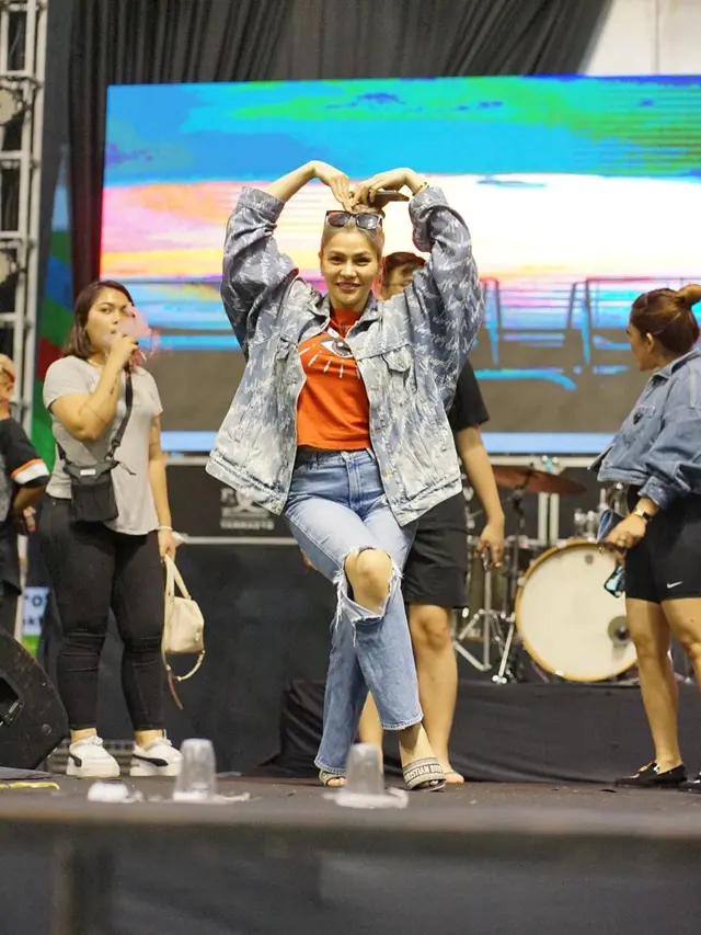 Nathalie Holscher lepas hijab