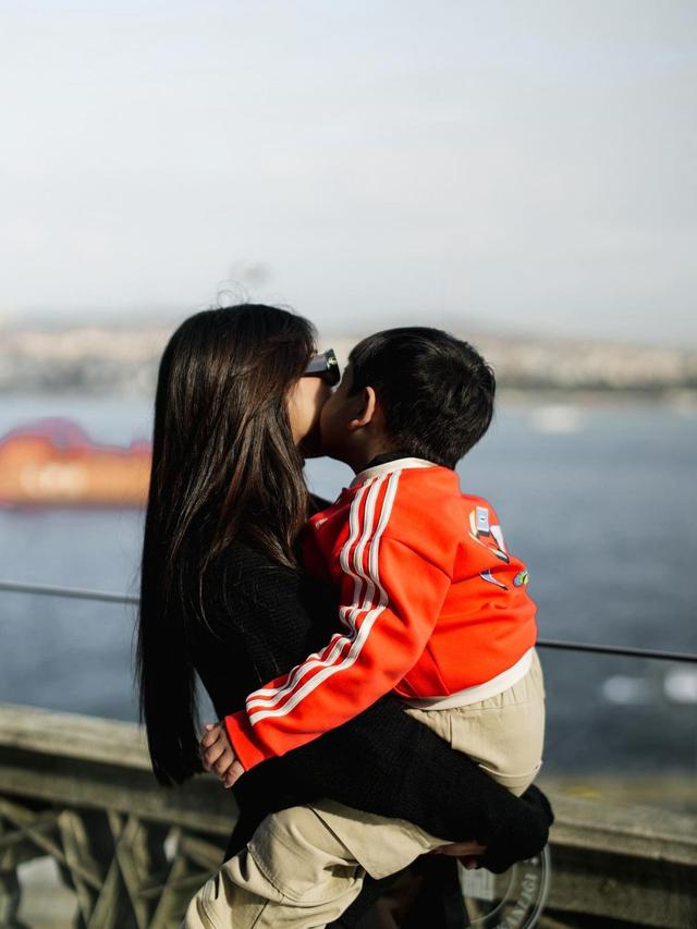 6 Gaya Kompak Fuji dan Gala Sky Perdana Liburan ke Luar Negeri Berdua