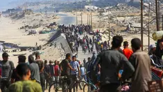 Warga Palestina berkumpul di sebuah jalan di Nuseirat, Jalur Gaza tengah, pada 10 Oktober 2025. (Eyad BABA/AFP)