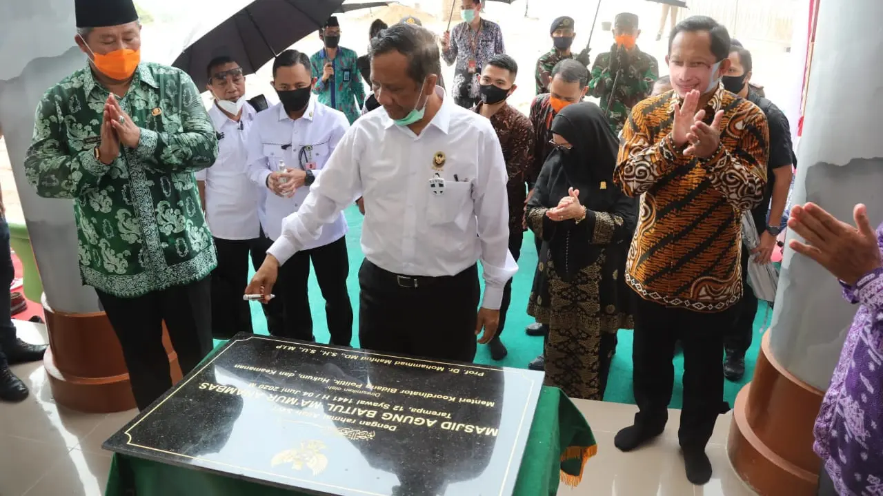Menteri Dalam Negeri (Mendagri) Tito Karnavian mendampingi Menko Polhukam Mahfud Md di Kepulauan Anambas
