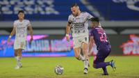 Dalam pertandingan melawan Persik Kediri, Spaso menyumbang satu gol dari kemenangan 3-1 yang diraih Bali United. (Bola.com/M Iqbal Ichsan)