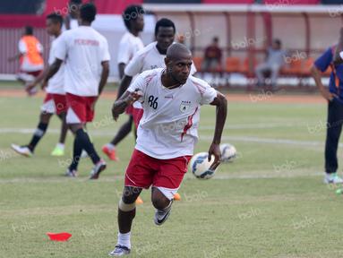 Aksi pemain Persipura Jayapura, Boaz Solossa, saat latihan di Stadion Mandala, Jayapura, Kamis (28/4/2016) jelang laga perdana Torabika Soccer Championship 2016 presented by IM3 Ooredoo. (Bola.com/Nicklas Hanoatubun)