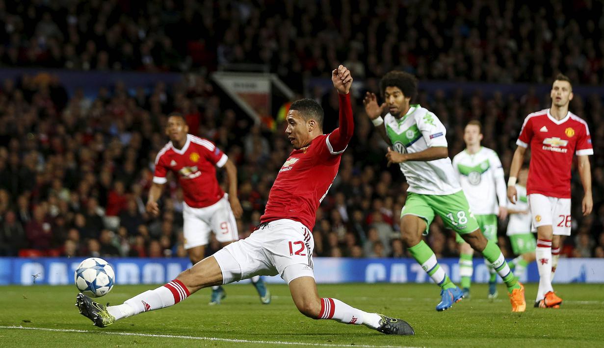 Proses terjadinya gol yang dicetak pemain Manchester United, Chris Smailling ke gawang Wolfsburg pada laga Liga Champions di Stadion Old Trafford, Inggris, Kamis (1/10/2015). (Action Images via Reuters/Lee Smith)
