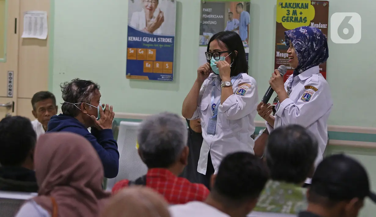 Petugas Komite Pencegahan dan Pengendalian Infeksi (PPI) saat penyuluhan mengenai virus corona (2019-nCov) di RSUD Pasar Minggu, Jakarta, Rabu (29/1/2020). Kegiatan itu untuk memberikan edukasi mengenai penyebab, gejala dan langkah pencegahan virus Corona bagi pasien. (Liputan6.com/Herman Zakharia)