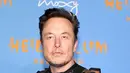 Elon Musk berpose saat menghadiri Pesta Halloween Tahunan ke-21 Heidi Klum di Sake No Hana di Moxy Lower East Side di New York City pada 31 Oktober 2022.  Meskipun harganya fantastis, kostum yang dikenakan pebisnis yang baru saja menjadi CEO Twitter itu juga bisa disewa dengan harga 1.000 dollar (sekitar 15juta rupiah). (Noam Galai/Getty Images for Heidi Klum/AFP)