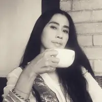 Aktris Ayu Laksmi berpose sambil memegang secangkir kopi. Sebelumnya, pemeran Ibu dalam film horor Pengabdi Setan ini juga pernah bermain di film Under The Tree karya Garin Nugroho. (instagram/ayulaksmibali)