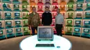 Pameran ini menampilkan ruang bertema interaktif, dan sejarah mendalam perjalanan Apple dari sebuah garasi hingga raksasa teknologi, berlokasi di The Wall. Tampak dalam foto, para pendiri museum, Ed Bindels, Luuk de Rijk, dan Antonie de Kok, dari kiri, berpose di Museum Apple yang baru, yang menelusuri 50 tahun inovasi merek ikonik tersebut, di Utrecht, Belanda, Rabu, 1 April 2026. (AP Photo/Peter Dejong)