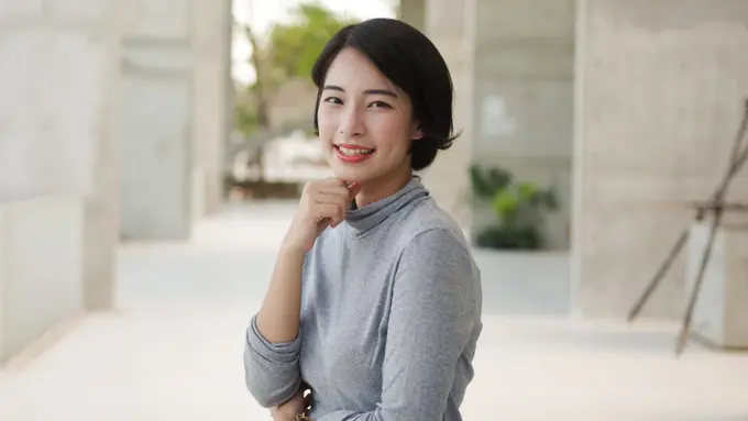 cantik tersenyum bahagia dewasa mandiri