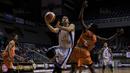 Pebasket Satria Muda, Kevin Sitorus, berusaha melakukan lay up saat melawan NSH pada laga Perbasi Cup 2017 di Britama Arena, Jakarta, Rabu (8/11/2017). Satria Muda menang 83-67 atas NSH. (Bola.com/Vitalis Yogi Trisna)