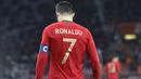 Bintang Portugal, Cristiano Ronaldo, tertunduk lesuh usai dikalahkan Belanda pada laga persahabatan di Stade de Geneve, Swiss, Senin (26/3/2018). Portugal kalah 0-3 dari Belanda. (AP/Salvatore Di Nolfi)