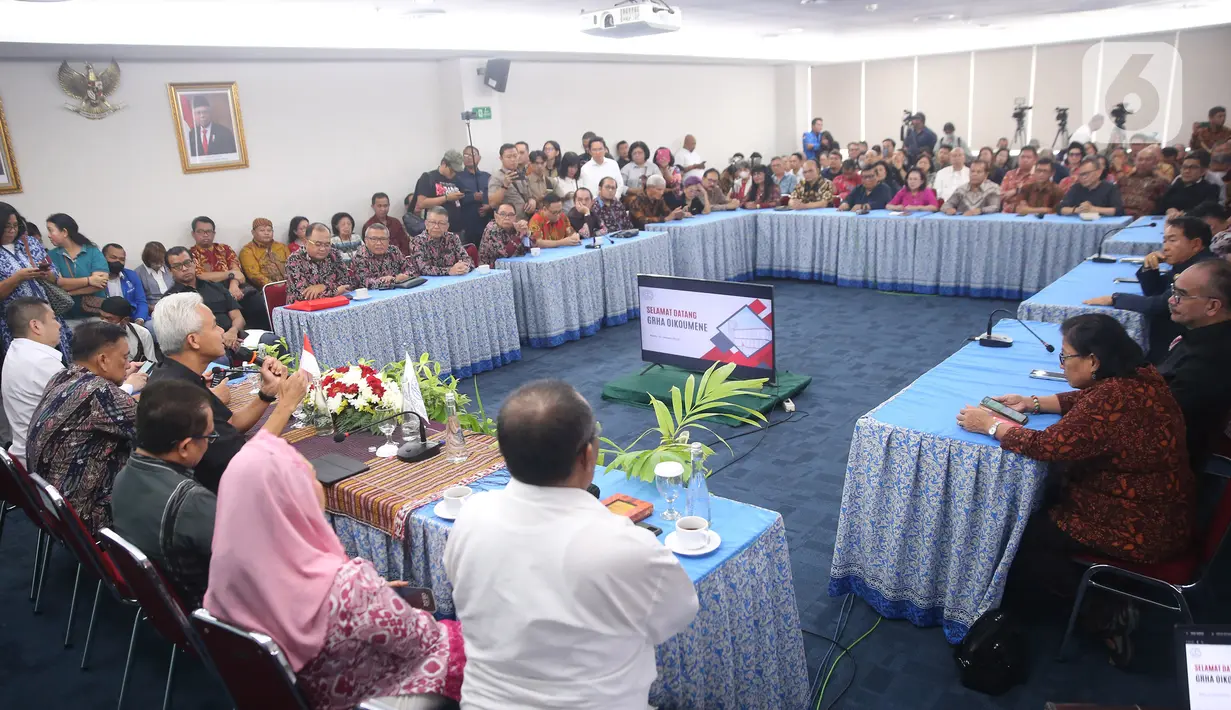 Ganjar didampingi Dewan Penasehat Tim Pemenangan Nasional (TPN) Ganjar-Mahfud, Yenny Wahid. (merdeka.com/Arie Basuki)