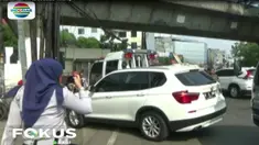 Petugas merazia kendaraan yang parkir sembarangan di kawasan Puri Kembangan, Jakarta Barat dan kawasan Jakarta Pusat.