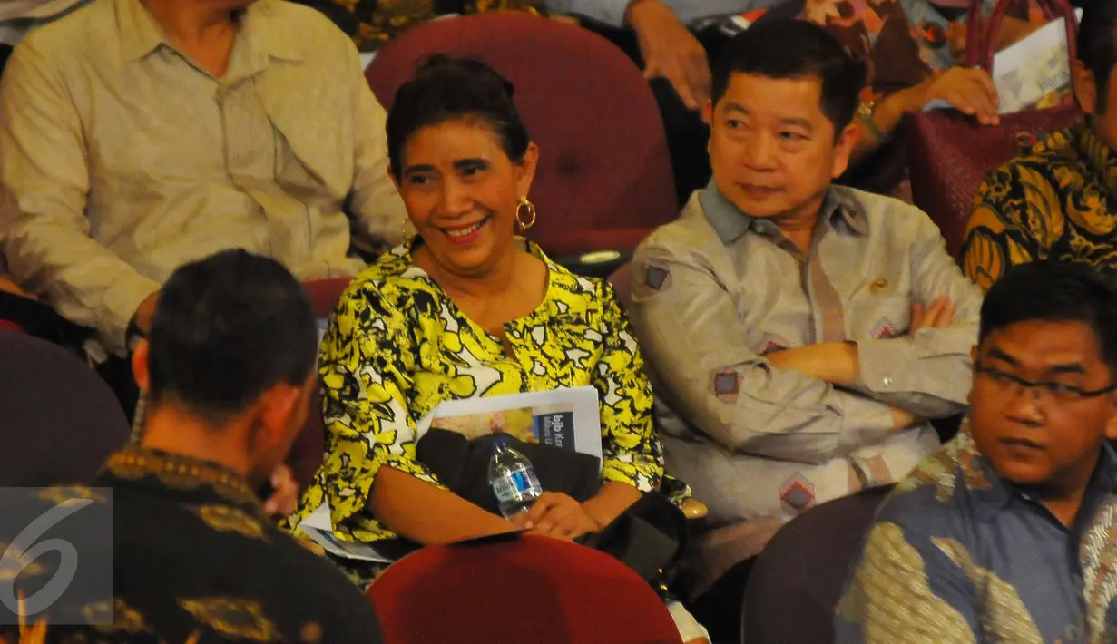 Menteri Kelautan dan Perikanan, Susi Pudjiastuti saat menghadiri acara HUT Megawati Soekarno Putri ke-70 di TIM, Jakarta, Senin (23/1). HUT Megawati dirayakan dengan menonton pementasan teater kebangsaan Tripikala.(Liputan6.com/Angga Yuniar)