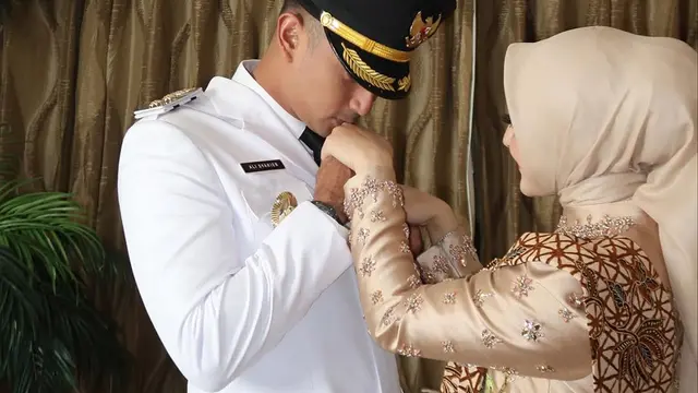 Potret Margin Wieheerm Tampil Anggun Berkebaya Dampingi Ali Syakieb. (instagram/marginw/alisyakieb)