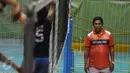 Pelatih tim putra Palembang Bank Sumsel Babel, Victor Laiyan mengawasi latihan di Padepokan Voli Sentul, Bogor (27/1/2016). Latihan ini bagian persiapan menghadapi turnamen Proliga 2016, pertengahan Februari mendatang. (Liputan6.com/Helmi Fithriansyah) 