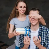 Ilustrasi pasangan, ulang tahun, kado. (Image by Freepik)