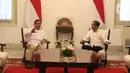 Presiden Joko Widodo berbincang dengan Ketua Umum Partai Gerindra Prabowo Subianto di Istana Merdeka, Jakarta, Jumat (11/10/2019). Dalam pertemuan tersebut mereka membahas permasalahan bangsa dan koalisi. (Liputan6.com/Angga Yuniar)