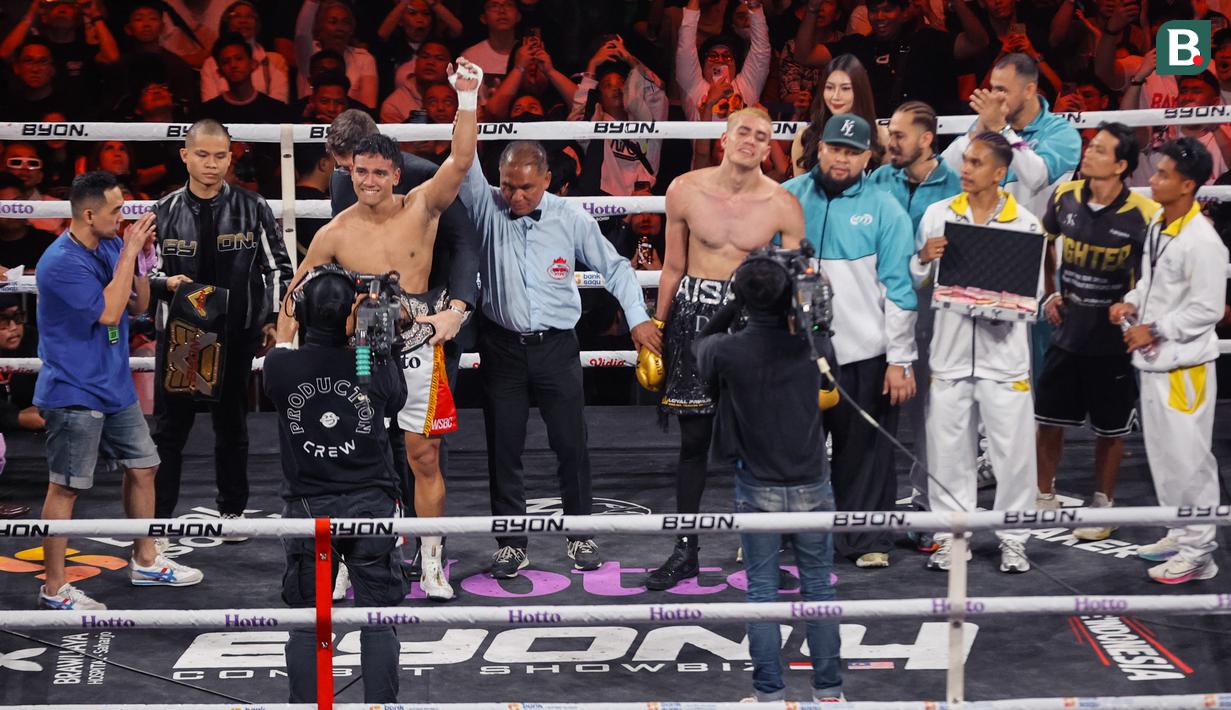 Kemenangan ini membawa Fadly meraih sabuk ICB International, gelar yang pertama kali diadakan di Asia. Fadly menunjukkan performa konsisten sepanjang pertandingan. Ini menjadi kunci kemenangan kakak kandung Fuji tersebut di ring Byon Combat Vol 4. (Bola.com/Abdul Aziz)