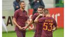 Edin Dzeko merayakan gol bersama rekan-rekannya  saat melawan AC Pinzolo pada laga uji coba di Pinzolo, Italia (13/7/2016). AS Roma menang 16-0. (Bola.com/asroma.com)