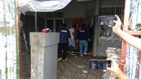 Polisi menggelar olah TKP kasus sekeluarga tewas di Kalideres, Jakarta Barat. (Merdeka.com)