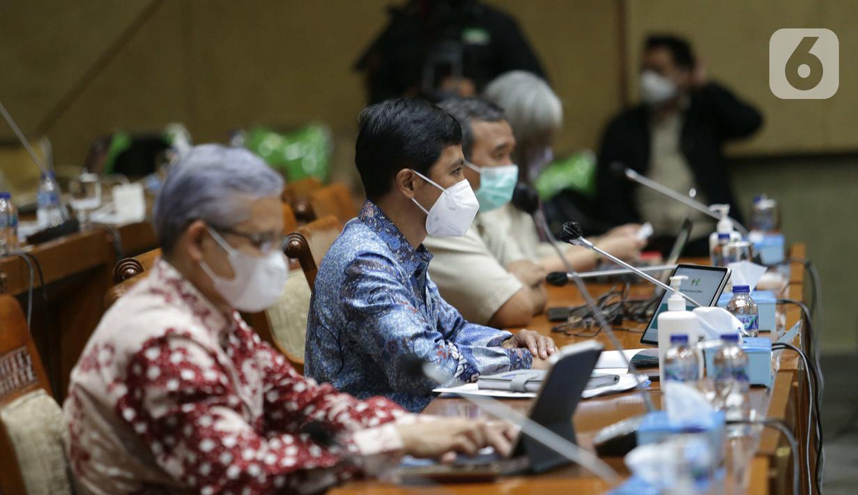 Wakil Menteri Kesehatan Dante Saksono Harbuwono (kedua kiri) mengikuti rapat kerja dengan Komisi IX DPR di Senayan, Jakarta, Senin (23/5/2022). Rapat membahas kondisi terkini kasus hepatitis akut dan penjelasan persiapan pelaksanaan vaksinasi di Bulan Imunisasi Anak Nasional (BIAN) serta Bulan Imunisasi Anak Sekolah (BIAS) Tahun 2022. (Liputan6.com/Angga Yuniar)