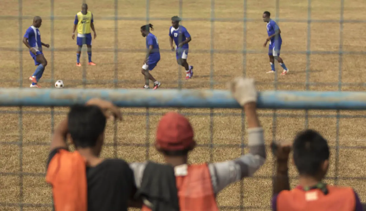 Pekerja MRT menyaksikan sejumlah pesepak bola berlatih di Stadion Lebak Bulus, Jumat (24/7/2015). (Bola.com/Vitalis Yogi Trisna)