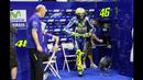 Valentino Rossi bersiap di paddock Movistar Yamaha jelang sesi tes pramusim MotoGP hari pertama di Sirkuit Losail, Qatar, Rabu (2/3/2016) waktu setempat. (Bola.com/Twitter)