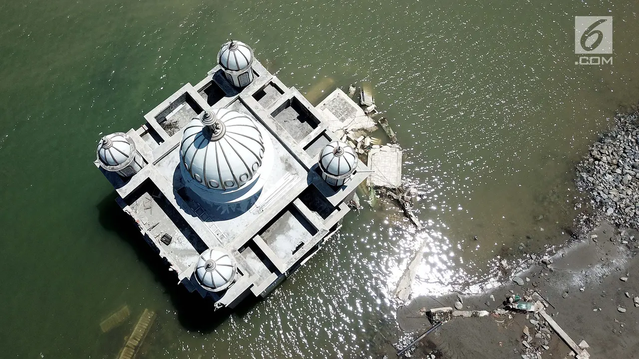 Pandangan Udara Masjid Terapung Usai Diguncang Gempa dan Tsunami Palu