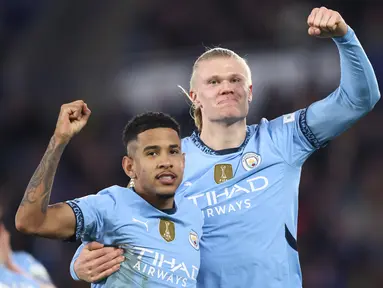 Duet Savinho dan Erling Haaland sukses mempersembahkan kemenangan 2-0 untuk Manchester City saat bertandang ke markas Leicester City pada laga Liga Inggris di Stadion King Power, Minggu (29/12/2024). (AFP/Darren Staples)