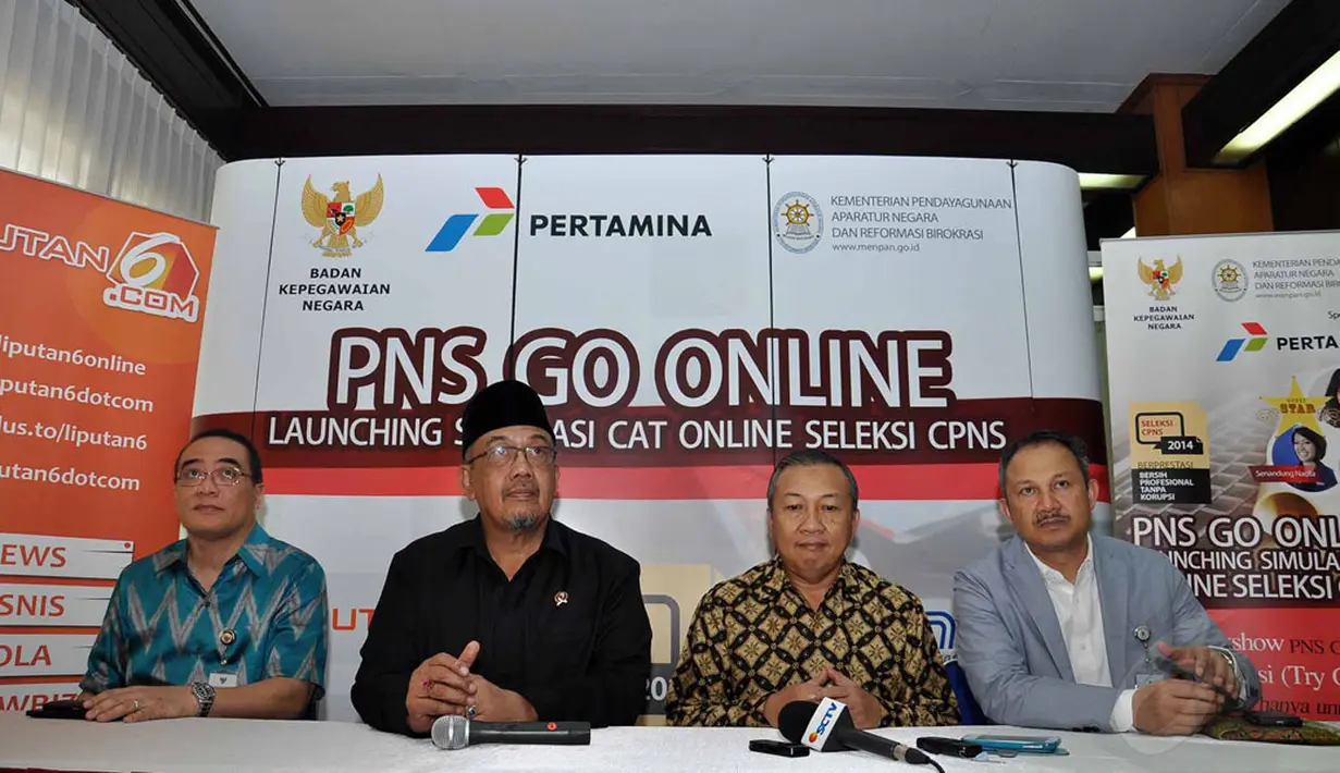 Usai meluncurkan sistem tes seleksi CPNS berbasis online di Jakarta, Menteri PAN-RB, Azwar Abubakar (kedua dari kiri), langsung mengadakan jumpa pers, (20/8/2014). (Liputan6.com/Miftahul Hayat)