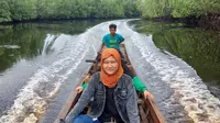 Resti Julianti, perempuan asal Sungai Guntung, Riau. Didera berbagai rintangan, menguatkan tekad sebagai Mantri BRI untuk melayani nasabah BRI di wilayah perbatasan Riau – Jambi.