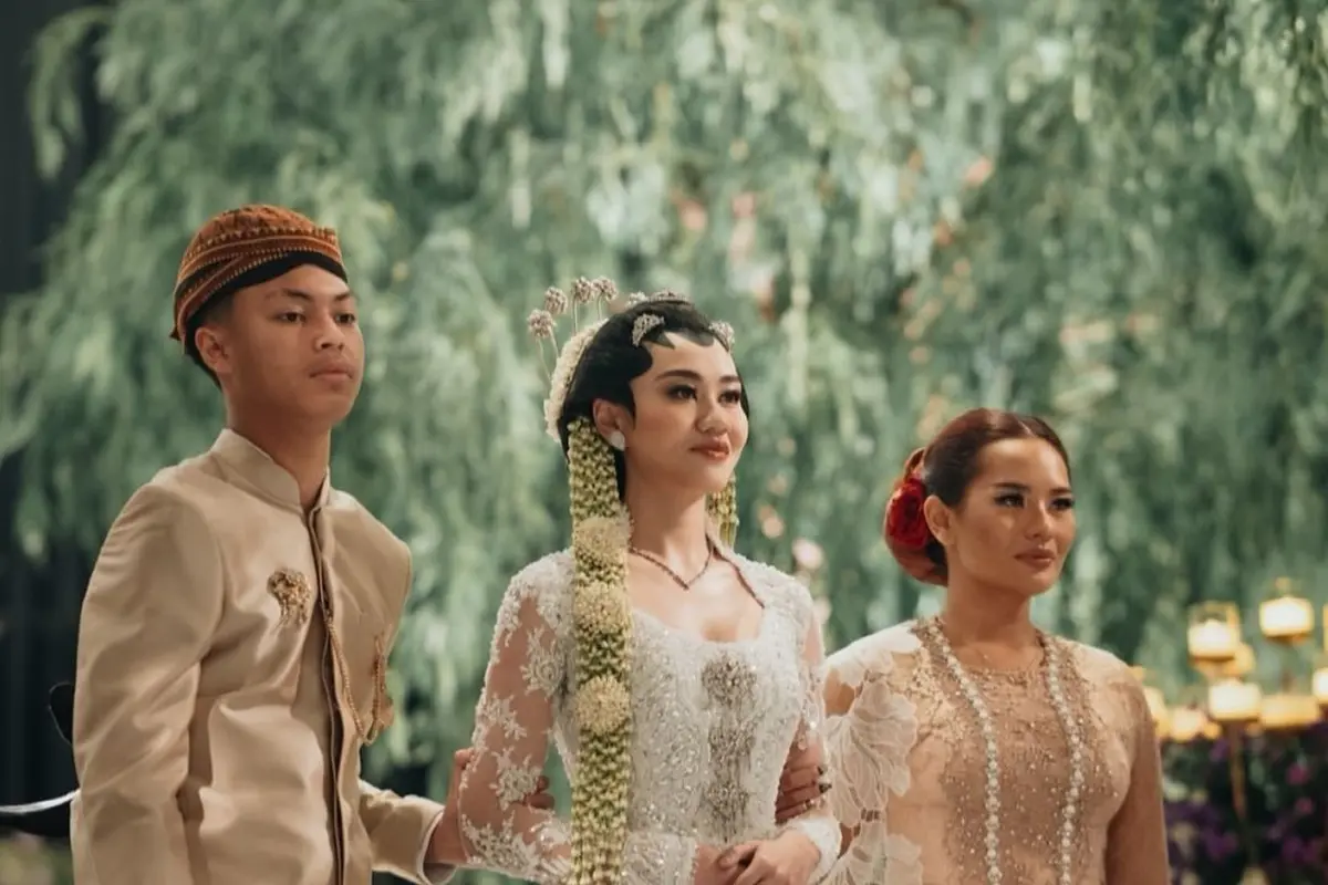 6 Gaya Zahwa Massaid Setia Dampingi Aaliyah Massaid sampai Pelaminan, Pancarkan Aura Mahal Dibalut Kebaya