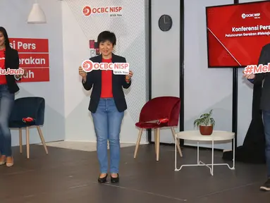 Presiden Direktur Bank OCBC NISP Parwati Surjaudaja (tengah), Direktur Ka Jit (kanan) dan Puteri Indonesia 2008 Zivanna Letisha (kiri) saat peluncuran Gerakan #MelajuJauh di Jakarta, Selasa (27/10/2020). (Liputan6.com/Fery Pradolo)