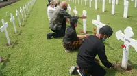 Oorlogsgravenstichting Indonesie atau Yayasan Makam Kehormatan Belanda di Indonesia menggelar peringatan bersama mengenang korban perang di kompleks Ereveld Pandu, Kota Bandung, pada Selasa (10/11/2020). (Liputan6.com/Huyogo Simbolon)