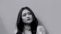 Dalam video tersebut, terlihat Nathalie mengenakan dress panjang dengan kerah tinggi dan lengan pump 3/4. (@nathalieholscher)