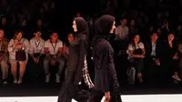 Koleksi Jenahara X Tinkerlust di runway Jakarta Fashion Week (JFW) 2020, 23 Oktober 2019. (Liputan6.com/Asnida Riani)