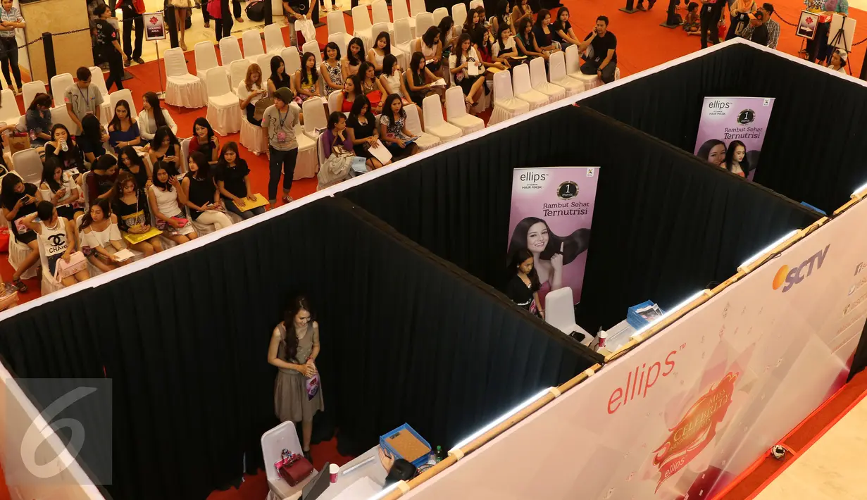 Peserta diinterview oleh panitia penyelenggara ajang pencarian bakat Miss Celebrity (Micel) 2015 yang digelar di Mall Kota Kasablanka, Jakarta, Sabtu (10/10). Audisi Micel 2015 digelar di tujuh kota di Indonesia. (Liputan6.com/Herman Zakharia)