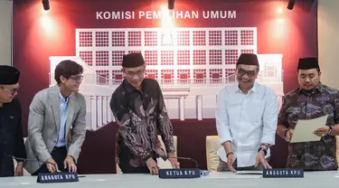 Ketua Komisi Pemilihan Umum (KPU) RI Hasyim Asyari (tengah) didampingi anggota KPU RI saat memberikan keterangan terkait debat Capres dan Cawapres ke 3 di Gedung KPU, Jakarta, Jumat (5/1/2024). (Liputan6.com/Angga Yuniar)