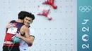 Atlet panjat tebing Indonesia, Veddriq Leonardo (kanan) berpelukan dengan wakil China, Wu Peng setelah memastikan kemenangan pada cabang olahraga pajat tebing nomor speed Olimpiade Paris 2024 di Le Bourget Sport Climbing Venue, Paris, Prancis, Kamis (08/08/2024). (AFP/Jonathan Nackstrand)