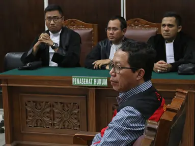 Terdakwa kasus penghancuran barang bukti dugaan pengaturan skor Joko Driyono saat menjalani sidang pembacaan tuntutan di PN Jakarta Selatan, Jakarta, Kamis (4/7/2019). JPU menuntut mantan Plt Ketua Umum PSSI itu dengan hukuman dua tahun enam bulan penjara. (Liputan6.com/Herman Zakharia)