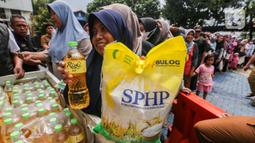 Warga bisa menebus paket beras SPHP, minyak goreng dan gula pasir senilai Rp80 ribu. (Liputan6.com/Angga Yuniar)